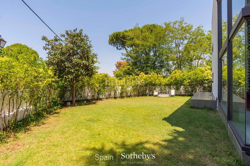 Foto 4ba3fc5f-ae40-44cf-b38c-113d77416ca4. Casa amb aparcament piscina a Mirasierra Madrid