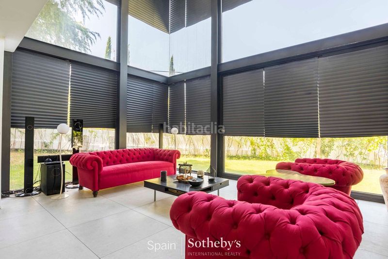 Foto 4d9bcd9e-5f88-4c88-b3ee-b227ab45235e. Casa amb aparcament piscina a Mirasierra Madrid