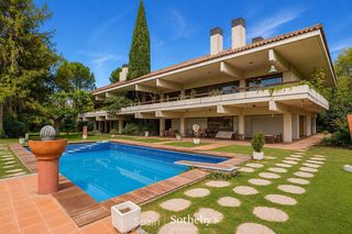 Casa  Avenida del palomar. Villa de estilo brutalista en fuente del fresno