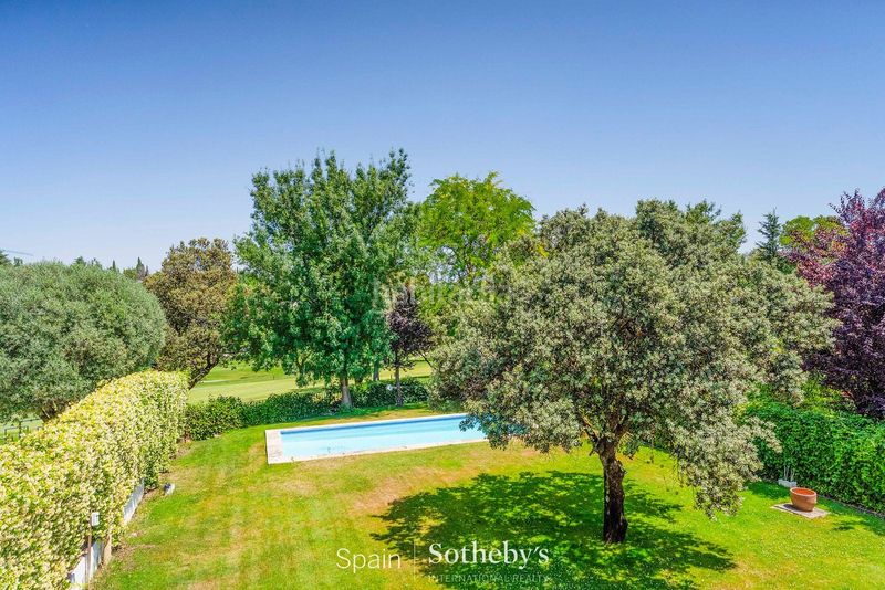 Foto 15ef2e5c-9e22-4510-a476-f4f6ea4eea98. Casa aparellada amb calefacció aparcament piscina a La Moraleja