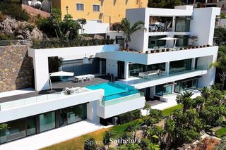 Casa  Avenida de europa. Majestuosa villa de diseño en los acantilados de altea hills