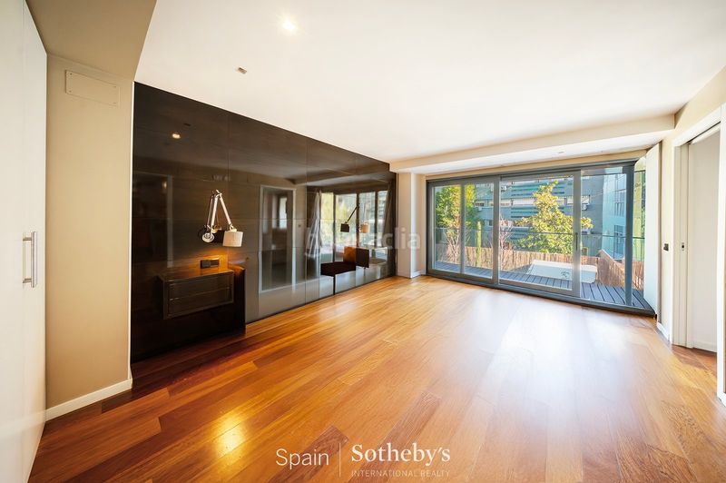 Foto 6ed2b8f8-12c2-4db9-9c6c-57d95f150f56. Casa amb calefacció aparcament piscina a Nueva España Madrid