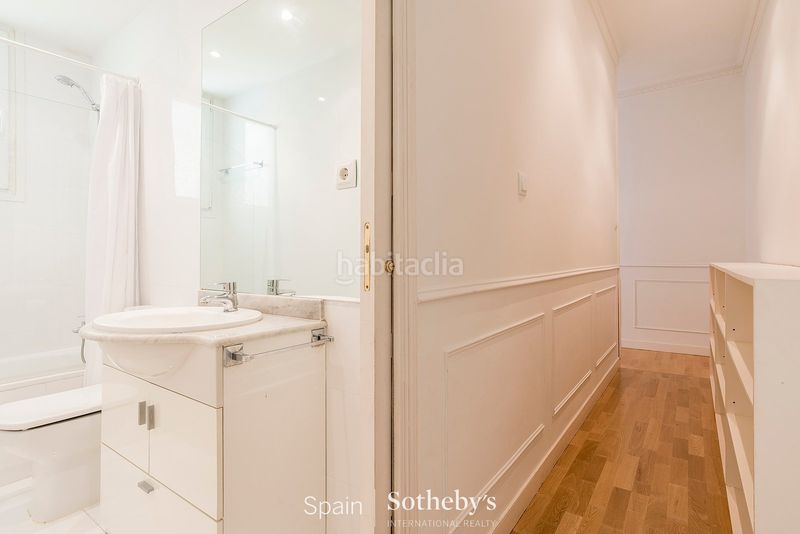 Foto 3344f672-c83b-48c4-b936-748e9a01be9a. Lloguer apartament amb calefacció aparcament a Almagro Madrid
