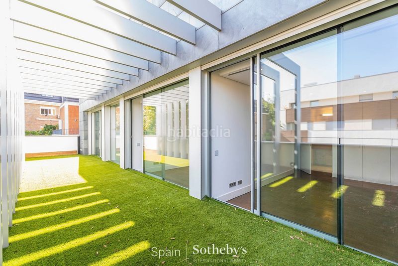 Foto 011b701f-ae6e-4378-81ff-226292a690d4. Casa aparellada amb calefacció aparcament piscina a Madrid