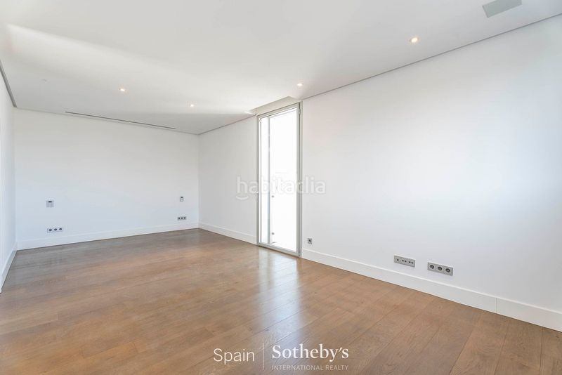 Foto 1dd8de04-f0a2-4e72-9e38-ecd4d1d69509. Casa aparellada amb calefacció aparcament piscina a Madrid