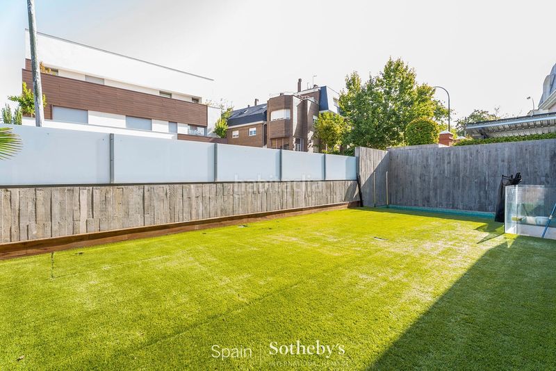 Foto 570e9c18-bae4-48b3-b86e-30ca3620e831. Casa aparellada amb calefacció aparcament piscina a Madrid