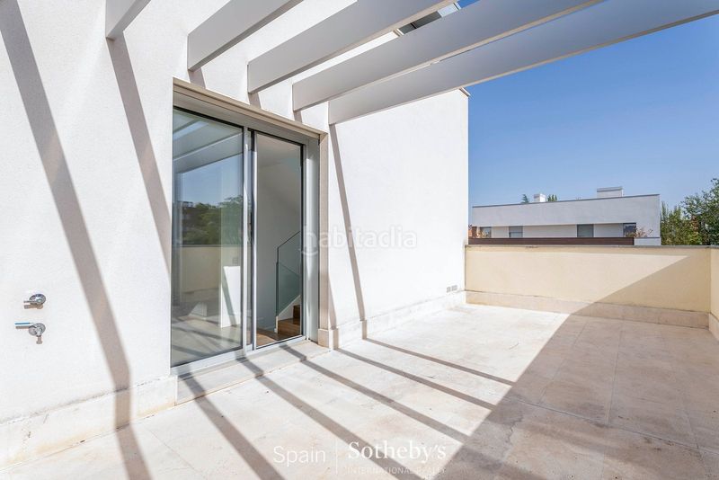 Foto 7aba68e9-b0a7-4c3e-b885-cb918289ff99. Casa aparellada amb calefacció aparcament piscina a Madrid