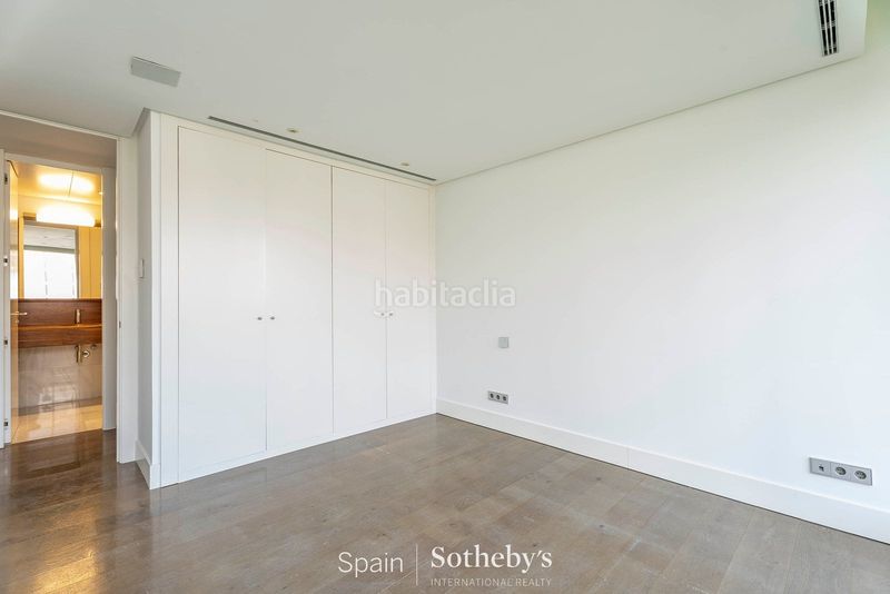 Foto 82e1ae63-66e1-4e7a-91c9-b7f037847af3. Casa aparellada amb calefacció aparcament piscina a Madrid
