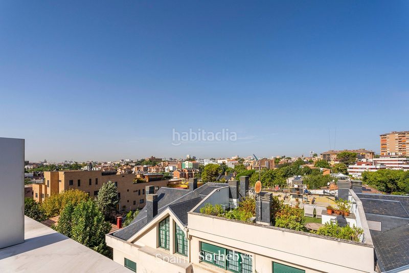 Foto 853d3b4d-dae6-45c6-8db3-29652bd5e2ad. Casa aparellada amb calefacció aparcament piscina a Madrid