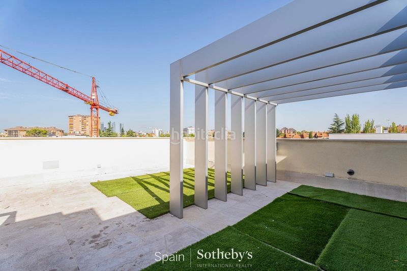 Foto 95553ee1-ab57-477b-9f4e-9e9b645511fe. Casa aparellada amb calefacció aparcament piscina a Madrid