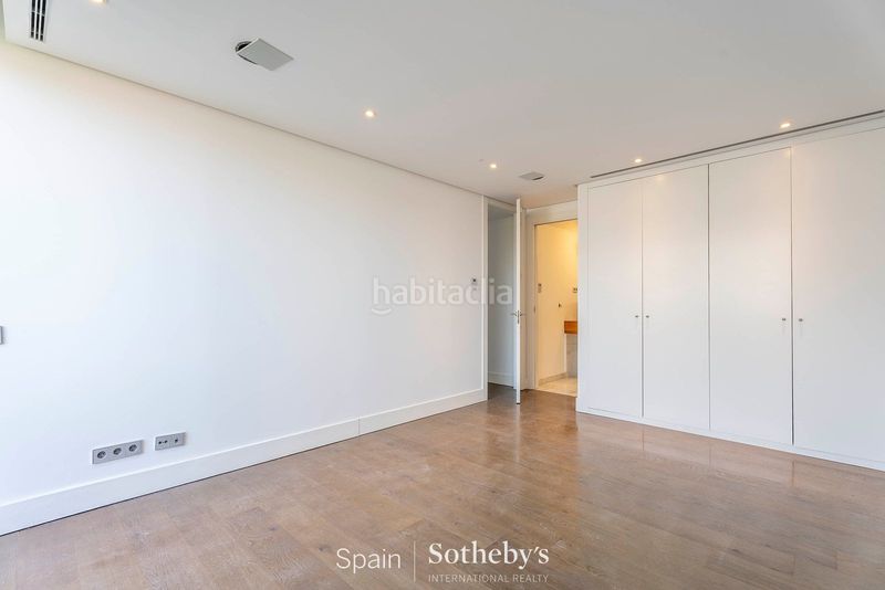 Foto b25db512-2b20-4349-836e-d9bd60126c31. Casa aparellada amb calefacció aparcament piscina a Madrid