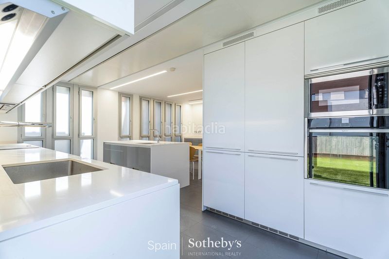 Foto bb58e2b6-67f3-4dd0-a00d-99a17e83a828. Casa aparellada amb calefacció aparcament piscina a Madrid
