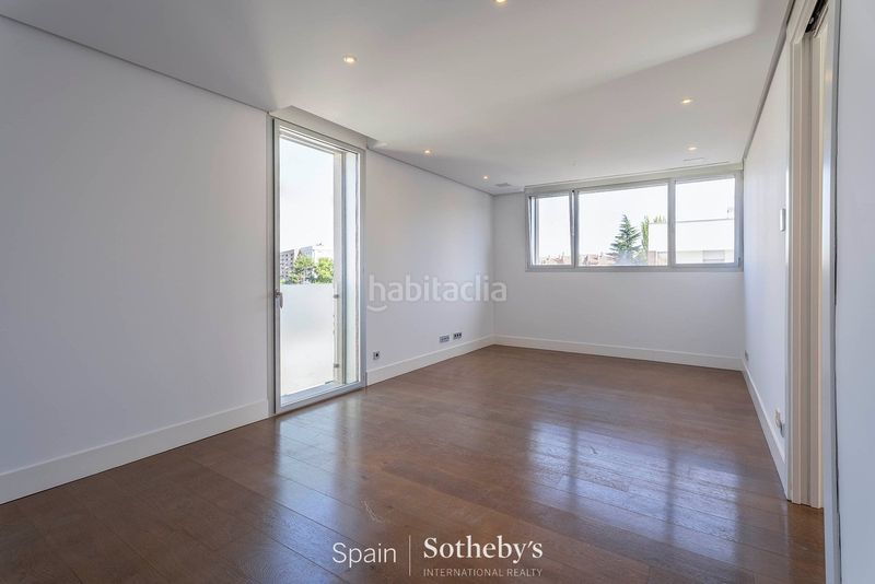 Foto bd1103b0-eee2-4be0-9242-98c3511cfef5. Casa aparellada amb calefacció aparcament piscina a Madrid
