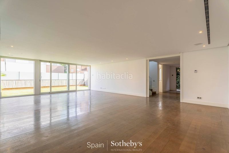 Foto c2e96fbb-a67c-4b10-a217-63602b066fa4. Casa aparellada amb calefacció aparcament piscina a Madrid