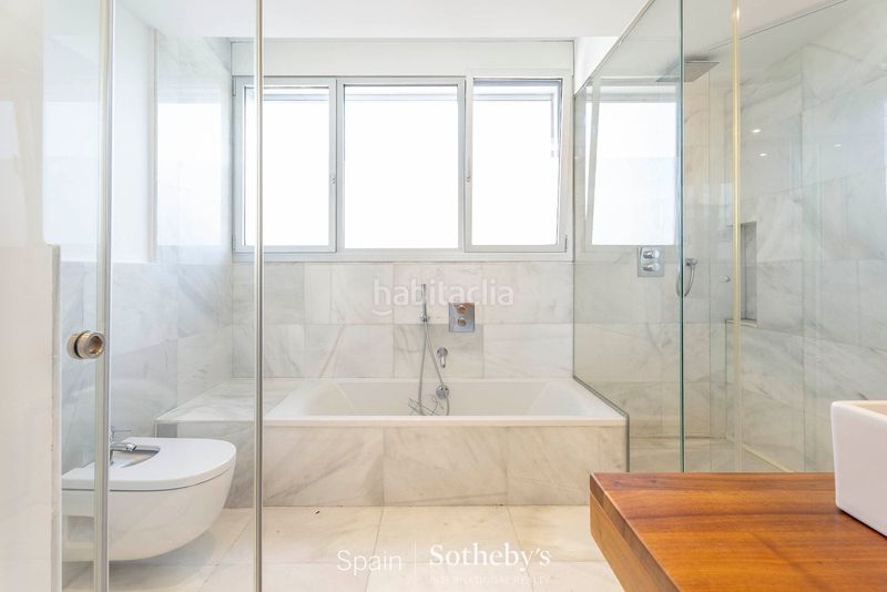 Foto c435e57b-a128-422a-865e-4a2d8312c8f3. Casa aparellada amb calefacció aparcament piscina a Madrid