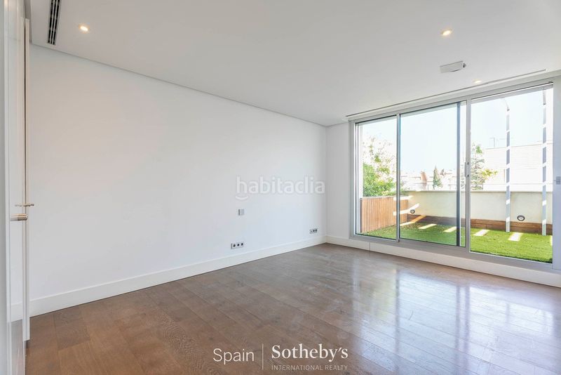 Foto d9cc635b-a919-4c8e-b368-72d0f34febe4. Casa aparellada amb calefacció aparcament piscina a Madrid