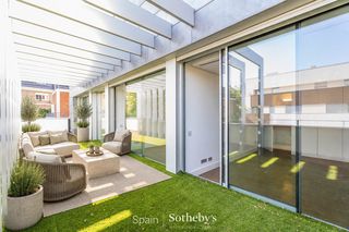 Casa aparellada a Canillas. Adosado moderno en hortaleza, madrid con piscina y jardín