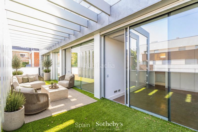 Foto de8aca0a-5fe6-43be-8d95-9d6651a22ce6. Casa aparellada amb calefacció aparcament piscina a Madrid