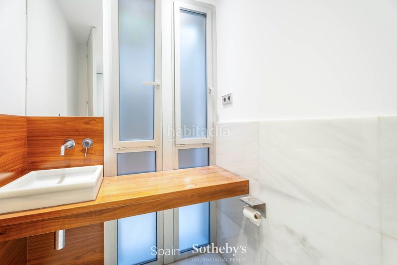 Foto e032e6c3-f81e-4d57-8708-c6280f170c7a. Casa aparellada amb calefacció aparcament piscina a Madrid