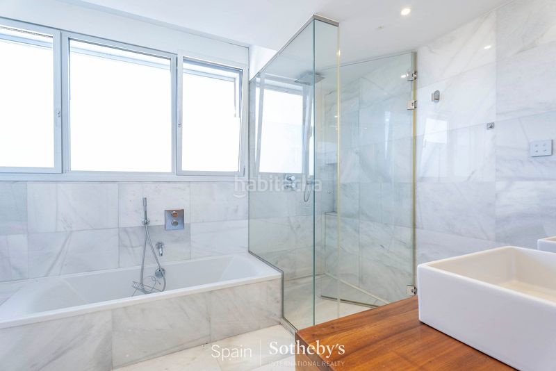 Foto f1475a08-3db9-4fb7-a8a3-6da3a92aadfd. Casa aparellada amb calefacció aparcament piscina a Madrid