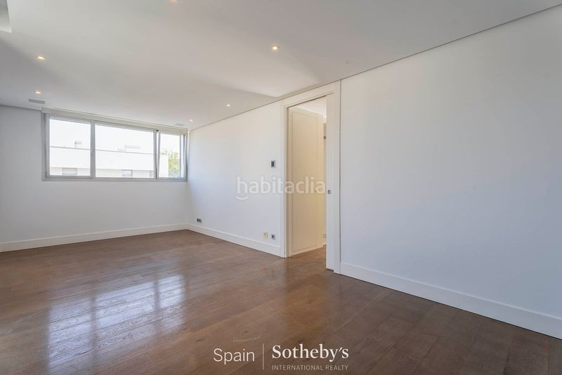 Foto f2839bc4-f325-435f-bf9a-0575b73c5d98. Casa aparellada amb calefacció aparcament piscina a Madrid