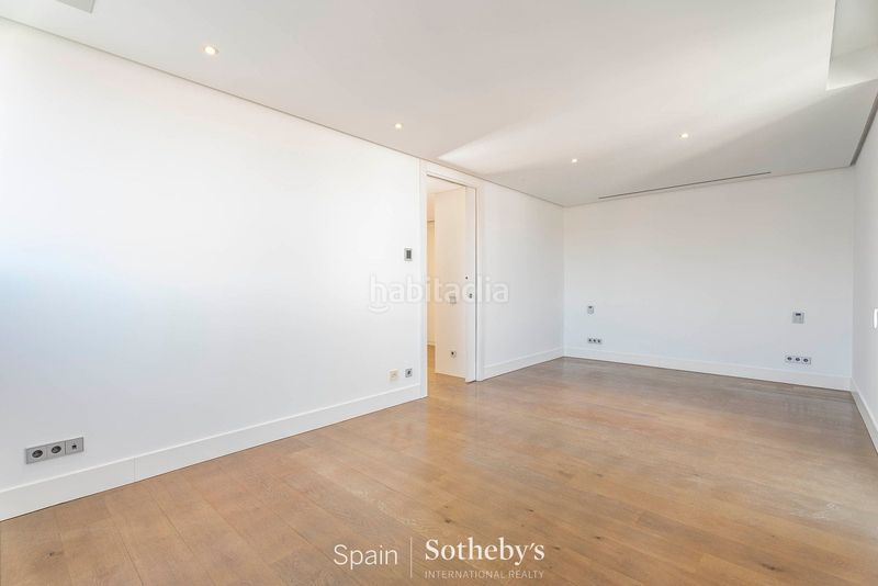Foto fe4d57a4-38a7-4cb5-9eb6-a0f8004117c4. Casa aparellada amb calefacció aparcament piscina a Madrid