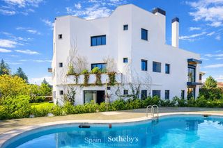 Casa  Avenida de la osa mayor. Chalet de 16 dormitorios en aravaca
