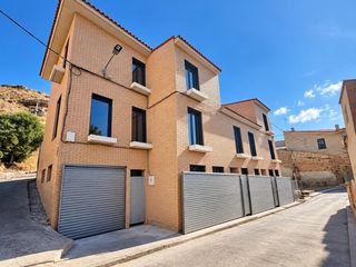Maison jumelée à Cadrete. Obra nueva en cadrete. casa adosada de 3 dormitorios con garaje,