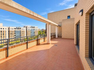 Rent Penthouse in Oliver. Ático de 160 m2 con terraza, piscina y garaje en miralbueno