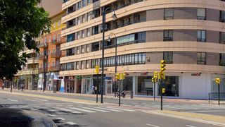 Local Comercial a Avenida avenida compromiso de caspe 27. Local comercial a pie de calle