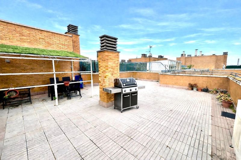 Foto f3e9399e-20a1-4891-babc-49b541a2143c. Àtic amb calefacció aparcament piscina a Salvador Allende Zaragoza