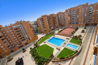 Attico in Salvador Allende. Ático con impresionante terraza y gran piscina en  urbanización