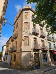 Etagenwohnung in Caspe. Edificio con 3 viviendas y local barrestaurante en plaza españa