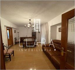 Casa en Calle juan bl�zquez 43. Casa en buena zona de lucena