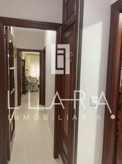 Pis a Calle santiago 28. Piso exterior en primera planta-ascensor-parking-placas solares