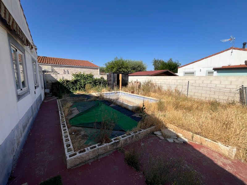 Foto f9fce434-e9a7-4f6f-9327-1d766822227d. Casa adossada amb aparcament a Pinseque
