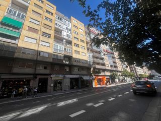 Appartement à Calle de santander 32. Calle santander, junto a plaza roma. 2 dormitorios, terraza. ext