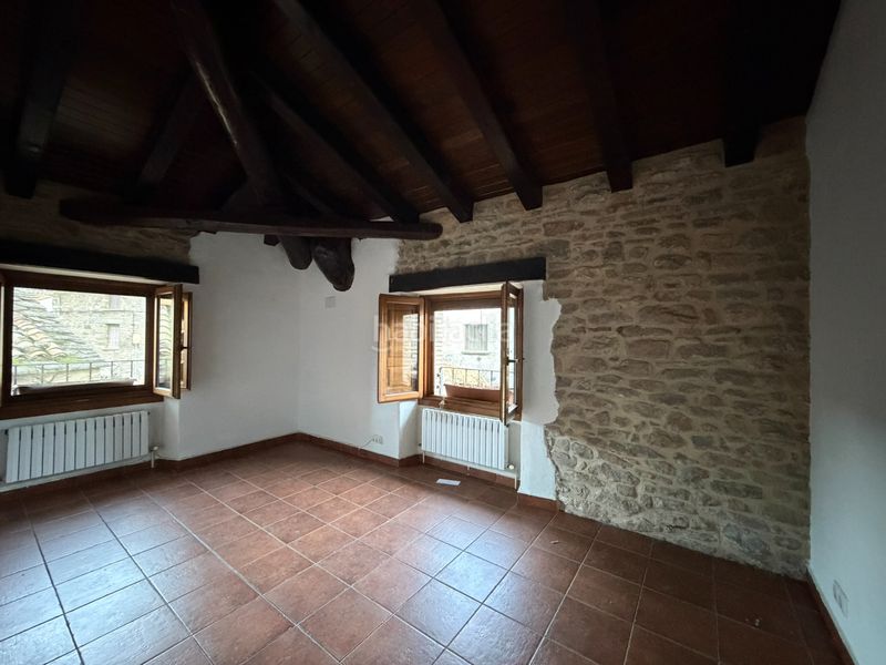 Foto ce511f35-21bc-425d-93dd-c635e927c458. Edificio in calle baja 4 in Peñas de Riglos (Las)