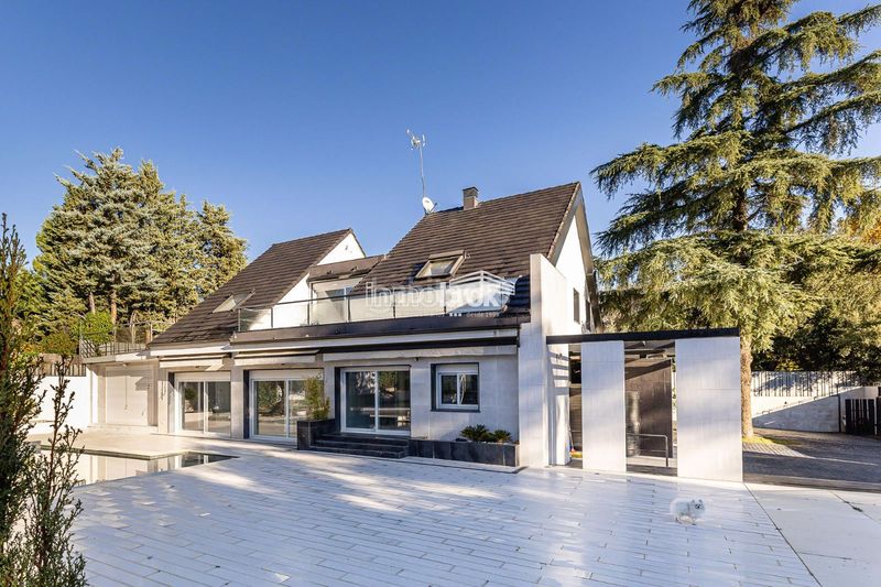 Foto 3c0f4251-4a6b-46ee-9279-0c15857dd38f. Chalet  de lujo en urbanización La Moraleja La Moraleja