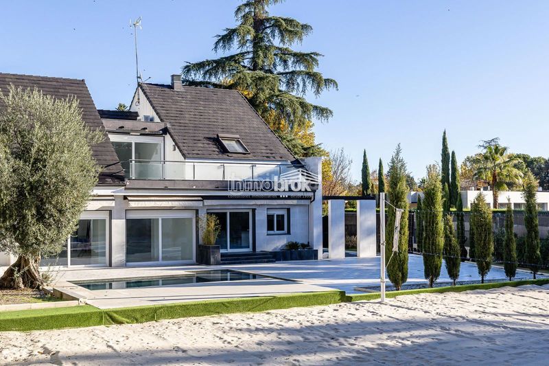 Foto 8e9bce39-0bb4-4f54-9782-e4751a1d8026. Chalet  de lujo en urbanización La Moraleja La Moraleja