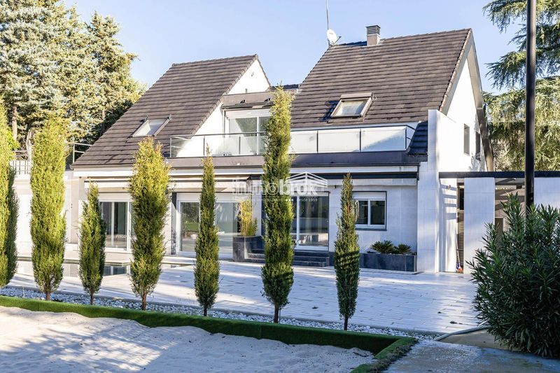 Foto 95ea8536-645d-4d2c-a5c6-c18ae78077a0. Chalet  de lujo en urbanización La Moraleja La Moraleja