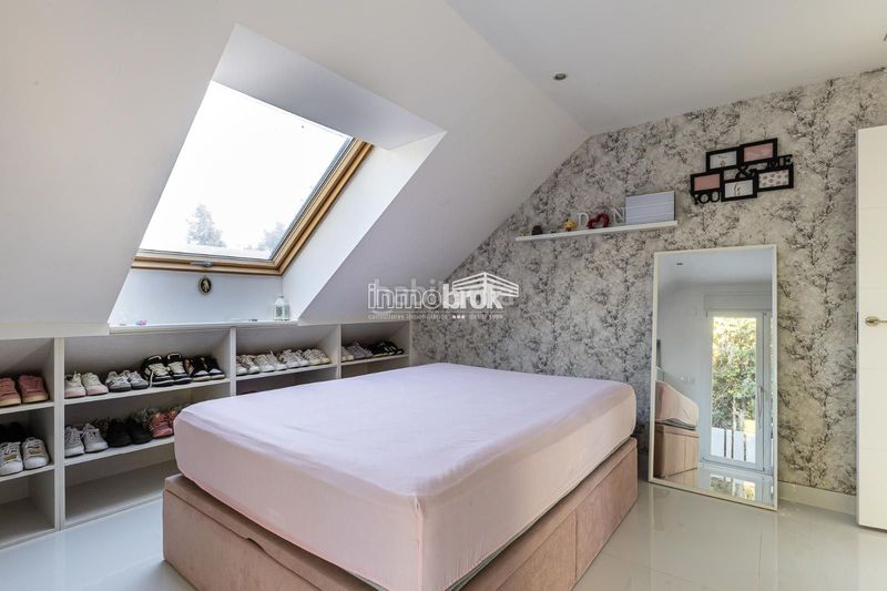 Foto ae433bfa-1ade-4452-b604-c3049b8a0d5e. Chalet  de lujo en urbanización La Moraleja La Moraleja