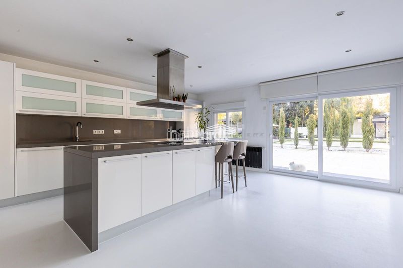 Foto dba8a03e-2837-41f1-a05b-f289c43421f2. Chalet  de lujo en urbanización La Moraleja La Moraleja