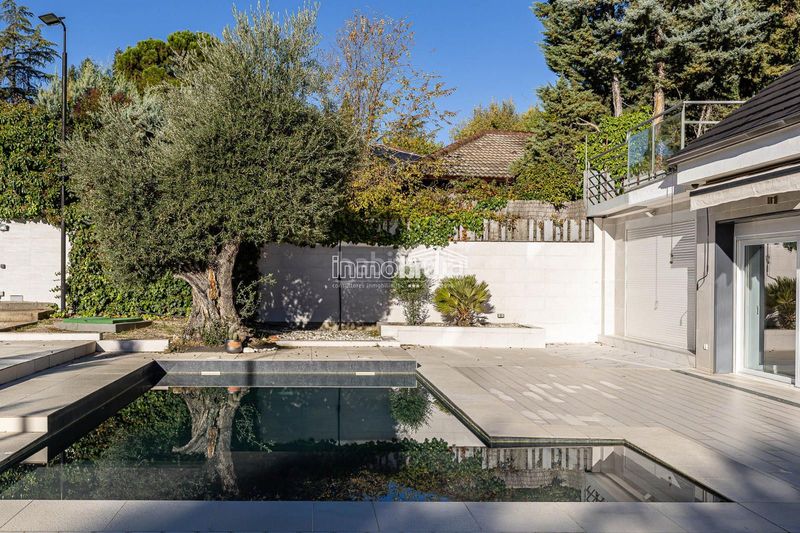 Foto dc520e46-7165-4ff9-bbd3-77f7a0c20ea7. Chalet  de lujo en urbanización La Moraleja La Moraleja