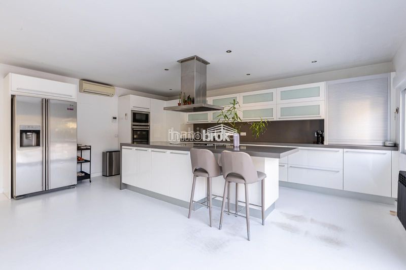 Foto f23c133c-0dfb-44e5-a99c-5fb9ebd3be9c. Chalet  de lujo en urbanización La Moraleja La Moraleja