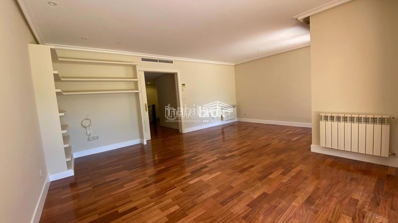 Foto 7a0fe0a6-bd18-43e6-9583-b03f49d9bc8d. Location duplex avec chauffage parking piscine dans La Moraleja