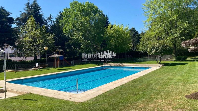 Foto be5540d2-e965-4b5a-96d2-a125e737c807. Location duplex avec chauffage parking piscine dans La Moraleja