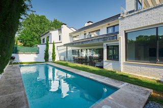 Casa pareada en El Soto de la Moraleja. Chalet pareado