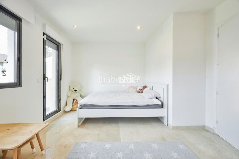 Foto ac35364b-dd1f-4bd6-af98-4c3d44f3e1fe. Casa aparellada amb aparcament piscina a el soto de La Moraleja La Moraleja