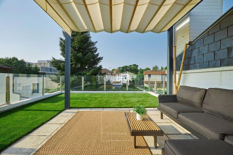 Foto c7ed21bc-f65d-40cd-9ac1-a9b5a740e5bd. Casa aparellada amb aparcament piscina a el soto de La Moraleja La Moraleja